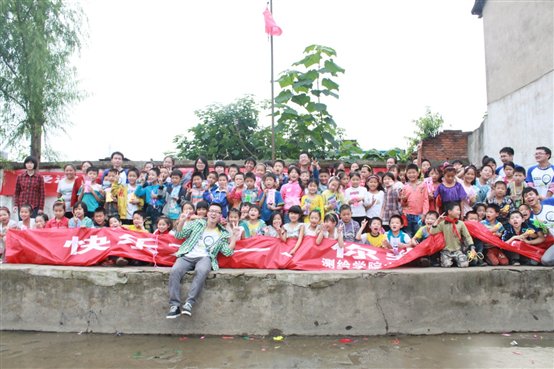 C:\Users\Administrator\Desktop\党支部六一志愿服务活动\91大神
党支部志愿者与立新小学孩子们合影.JPG